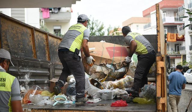 Kötü koku yayılan evden kamyon dolusu çöp çıktı