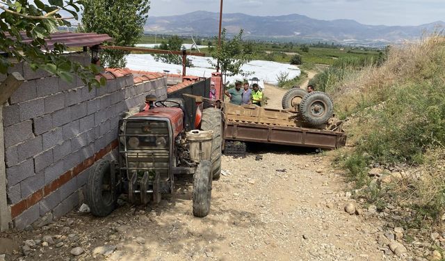 Manisa'da traktör römorku devrildi: 11 yaralı