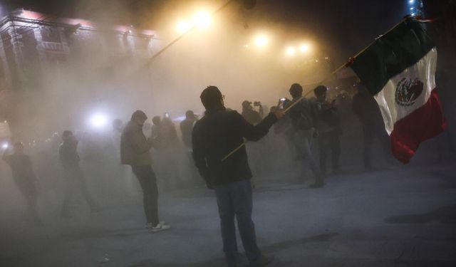 Meksika'da yargı reformunu protesto eden yüzlerce kişi Senato binasına girdi