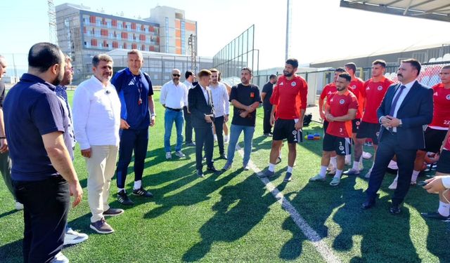 Milletvekili Debgici, İstiklalspor Futbolcuları ile Bir Araya Geldi