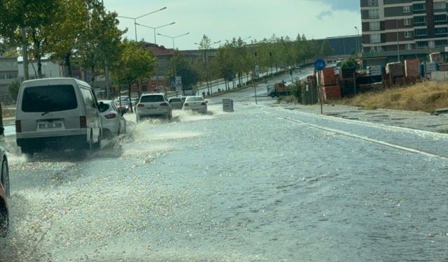 Tekirdağ'da sağanak yolları göle çevirdi