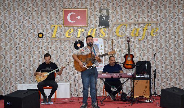 Teras Cafe’de Canlı Müzik Keyfi Yaşandı