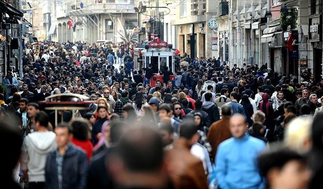 Türkiye’de Yaşam Süresi 77,3 Yıla Geriledi: Kadınlar Erkeklerden 5,3 Yıl Fazla Yaşıyor!