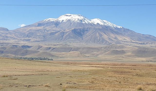 Türkiye’nin en yüksek 3. dağının zirvesi karla kaplandı