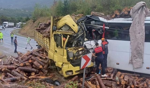 Yolcu otobüsü tomruk yüklü kamyonla çarpıştı: 2 ölü