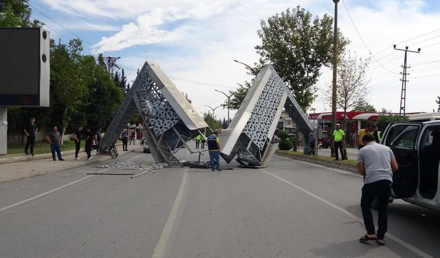 Yüzlerce Aracın Geçtiği Yolda Faciadan Dönüldü