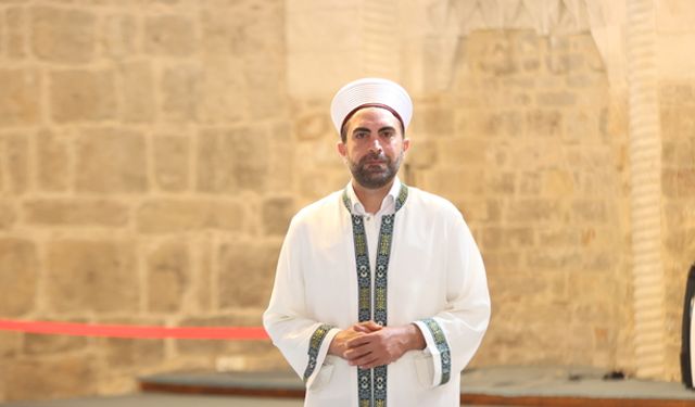 Antalya'da imam görev yaptığı tarihi camiyi turistlere 4 dilde anlatıyor