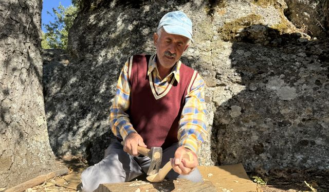 "Adam Kayalar"ın tahta kaşıkçısı İhsan usta, baba mesleğini yaşatıyor