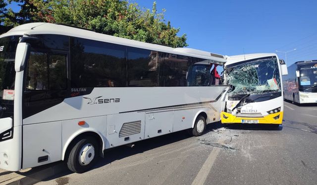 Alanya'da iki tur midibüsünün çarpıştığı kazada 12 kişi yaralandı