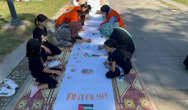 Antalya'da çocuklar Filistin'e destek için resim çizdi