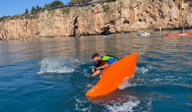 Antalya'da "Cumhuriyet'in 101. yılı" denizde Türk bayrağı açılarak kutlandı