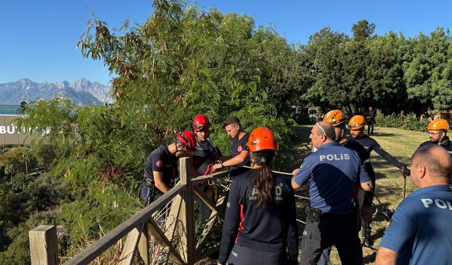 Antalya'da kayalıklarda mahsur kalan kişi kurtarıldı