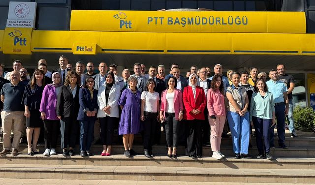 Antalya'da PTT 184. müşterisine pul kataloğu hediye etti