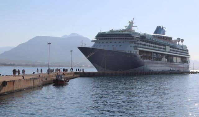 Bahama bayraklı kruvaziyer "Marella Discovery" Alanya Limanı'na demirledi