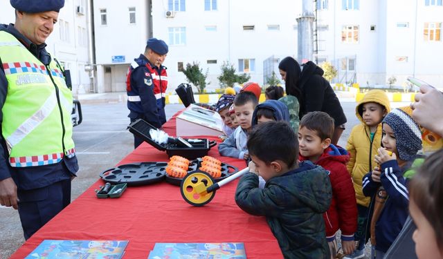 Burdur İl Jandarma Komutanlığı minik misafirlerini ağırladı