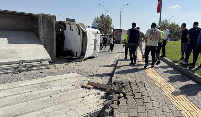 Kahramanmaraş'ta beton blok yüklü tır devrildi