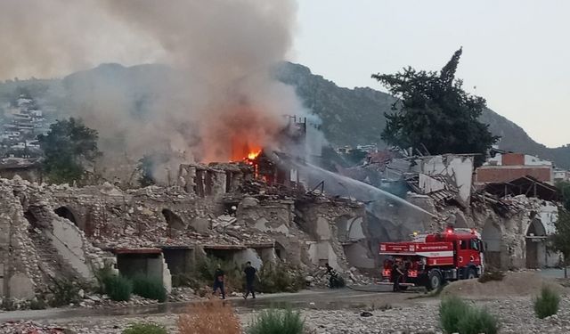 Hatay'da 2 katlı boş binada çıkan yangın söndürüldü