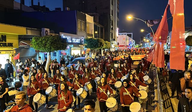 Hatay'da 29 Ekim Cumhuriyet Bayramı fener alayıyla kutlandı