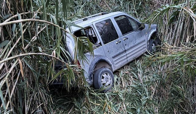 Hatay'da dereye düşen hafif ticari araçtaki 2 kişi yaralandı