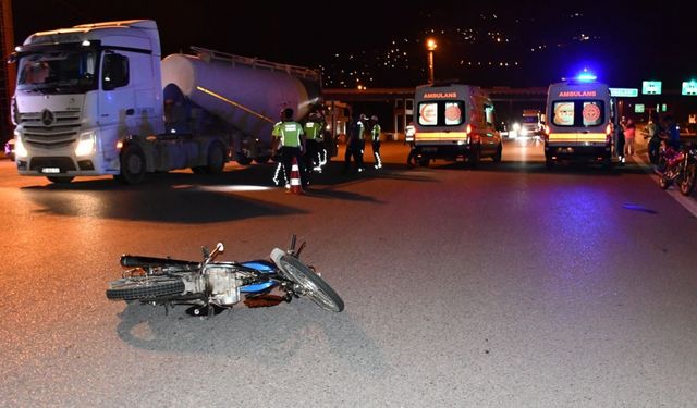 Hatay'da dur ihtarına uymayan motosikletin çarpması sonucu 1'i polis 3 kişi yaralandı