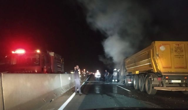 Hatay'da seyir halindeki hafriyat kamyonu yandı