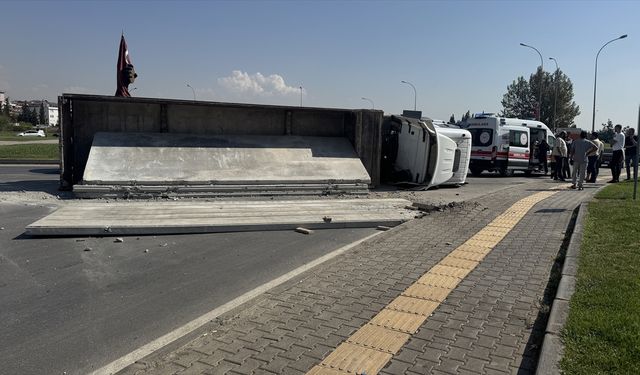 Kahramanmaraş'ta Beton Blok Yüklü Tır Devrildi