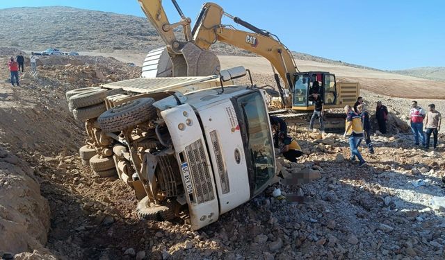 Kahramanmaraş'ta devrilen kamyonun sürücüsü öldü