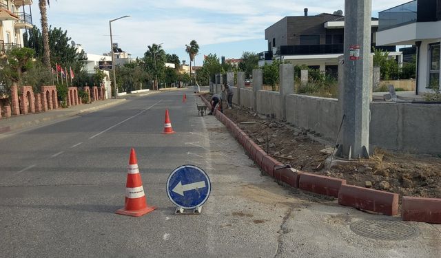 Kemer'de yol ve kaldırım çalışmaları devam ediyor