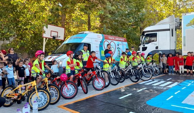 Kumluca'da öğrencilere trafik eğitimi verdi