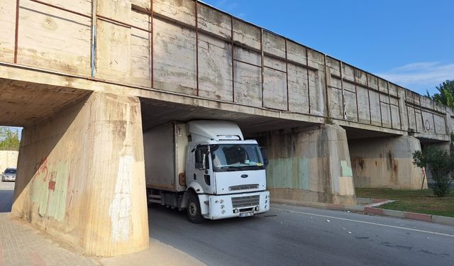 Mersin'de bir kamyon köprü altında sıkıştı