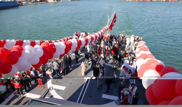 Mersin'de Cumhuriyet'in 101. yıl dönümüne özel "deniz gözü" gösterisi yapıldı