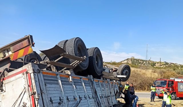 Mersin'de devrilen kamyonun sürücüsü yaralandı