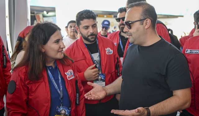 Sanayi ve Teknoloji Bakanı Mehmet Fatih Kacır, Anadolu Ajansı standını ziyaret etti