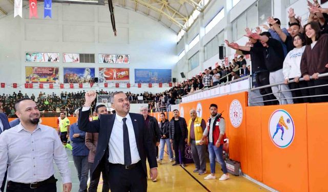 Başkan Toptaş, Cumhuriyet Spor Şöleni futsal finalini izledi