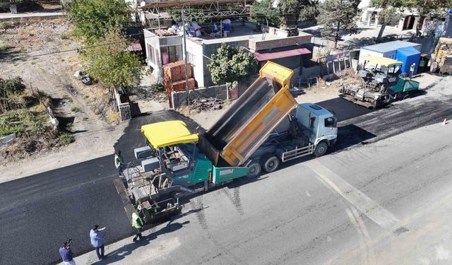 Büyükşehir, Türkoğlu’nun ana caddesinde asfalta başladı