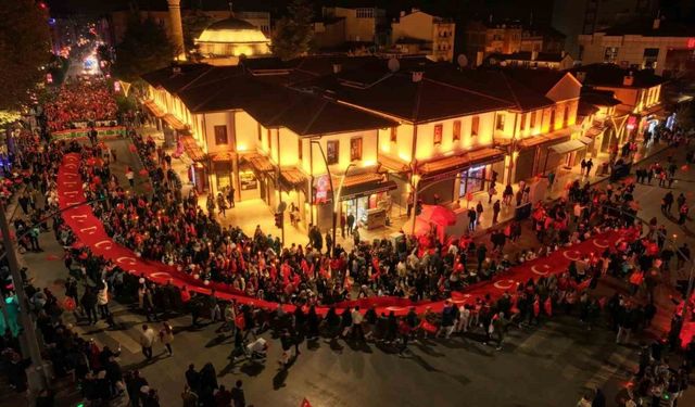 Cumhuriyetin 101’inci yılında binlerce vatandaş fener alayı coşkusu yaşadı