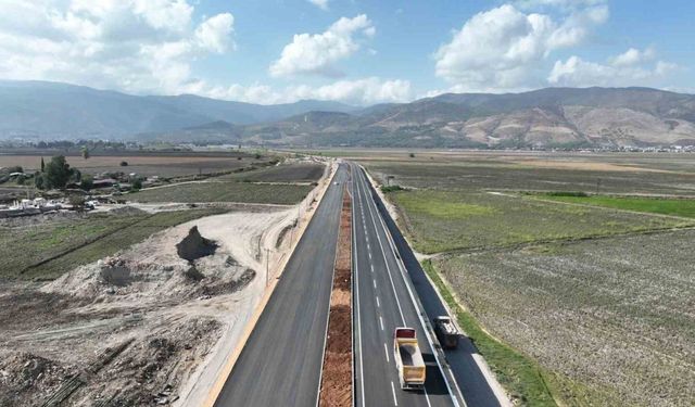 Depremde hasar gören havalimanı yolu yenilenerek hizmete açıldı