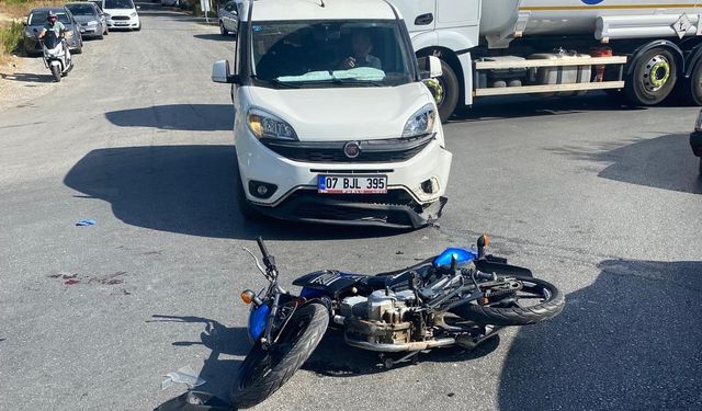 Hafif ticari araç ile motosiklet çarpıştı, motosiklet sürücüsü yaralandı