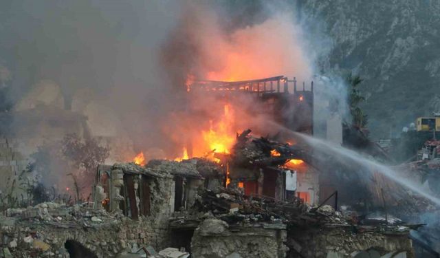 Hatay’da ahşap bina alevlere teslim oldu