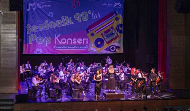 Kent Orkestrası, 90’ların unutulmaz parçalarını müzikseverlerle buluşturdu