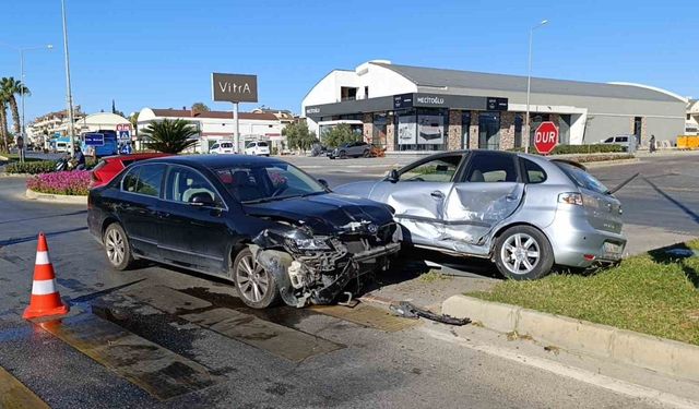 Manavgat’ta çarpışan otomobiller levhaları yıktı: 3 yaralı