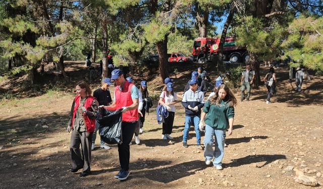 Mersin’de ormanlık alanda torbalarca çöp toplandı