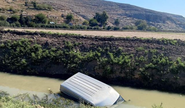 Su kanalına düşen kamyonet sürücüsü yaralandı