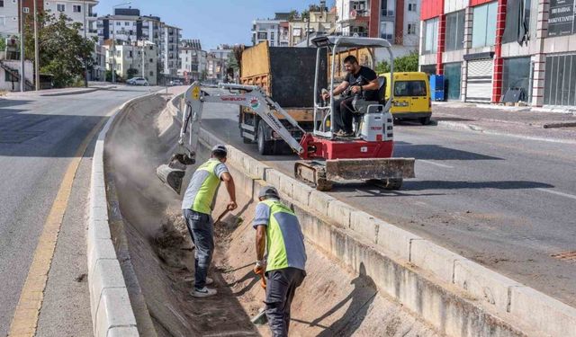 Su taşkını riskine karşı Kepez’de kanallar temizleniyor