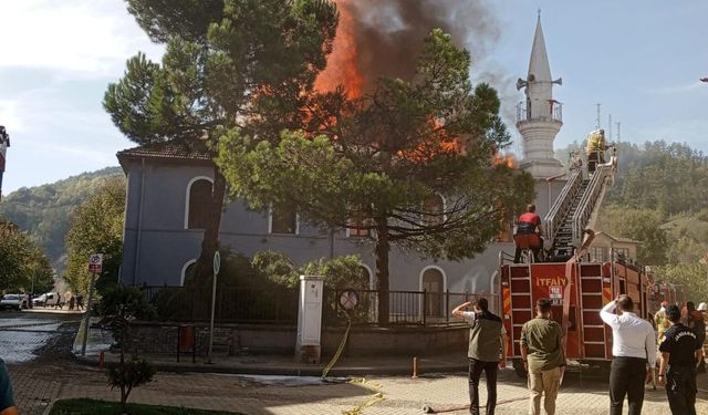 Bartın'da asırlık cami yandı