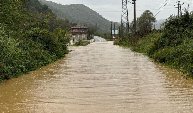 Bartın'da dere taştı, karayolu ulaşıma kapandı