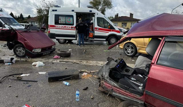 Bartın'daki Kazada Otomobil İkiye Bölündü