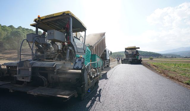 Büyükşehir Türkoğlu’nda Asfalt Çalışmalarını Sürdürüyor