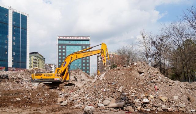 Depremde Biri Yıkılan İki Bloklu Sitede 'Yapı Farklılığı' Ortaya Çıktı