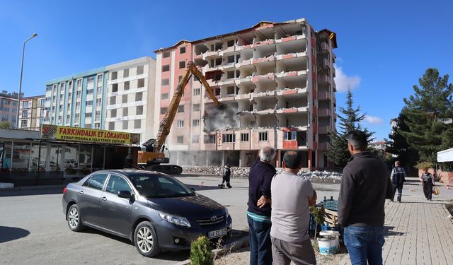 Afşin'de Ağır Hasarlı Binaların Kontrollü Yıkımı Sürüyor